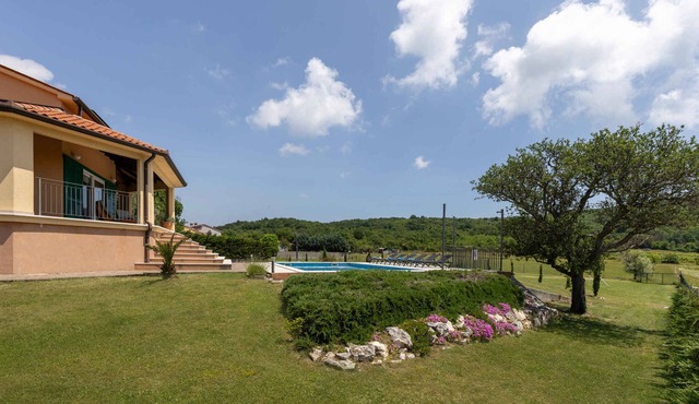 Villa with swimming pool in a quiet area in Bartići