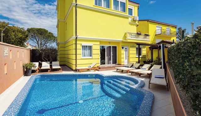 Villa with swimming pool, barbecue terrace and billiards in Pula