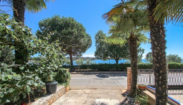 Vintage flat just 60 metres from the beach with private parking, terrace, barbecue
