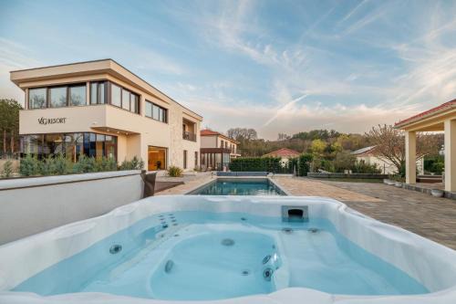 VSG Resort - 200m from Beach, Pool, Sauna & Jacuzzi