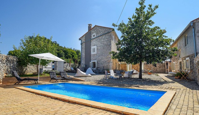 Wake up to fresh and rural surroundings, in this fabulous Istrian vacation home with pool.