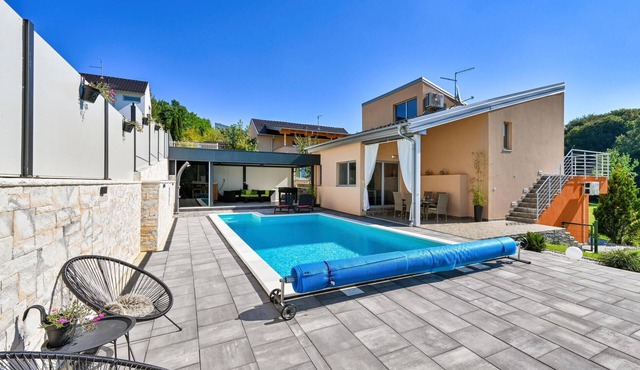 Welcome to this vacation home that leaves nothing to be desired for a vacation with friends or famil