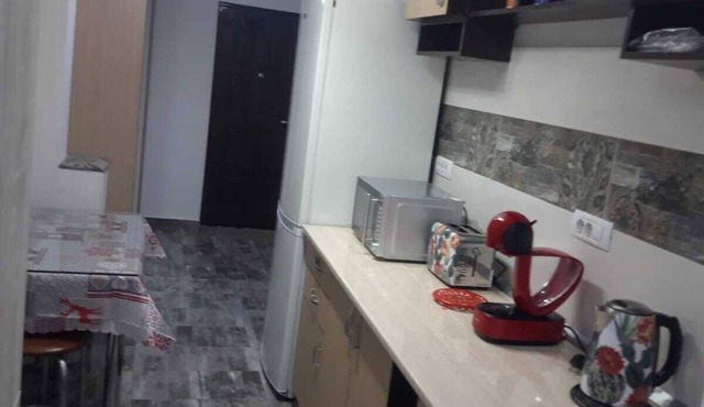 well-equipped kitchen, shops downstairs, train station 5 minutes away in Craiova