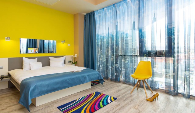 West City Hotel in Floresti