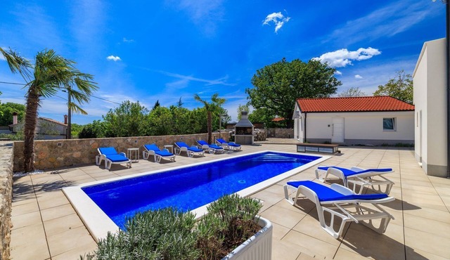 With 28m2 pool not far from the healing mud bay