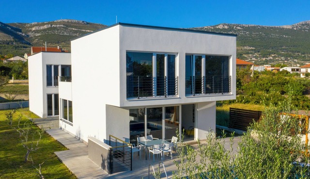 Wonderful 5-bedroom villa with swimming pool in Kaštel near Trogir and Split