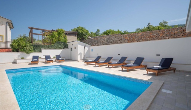 Wonderful private villa for 16 guests with WIFI, private pool, A/C, TV and terrace
