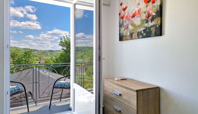 Wonderful private villa for 7 people with WIFI, hot tub, TV, patio, pets allowed and panoramic v. in Jastrebarsko