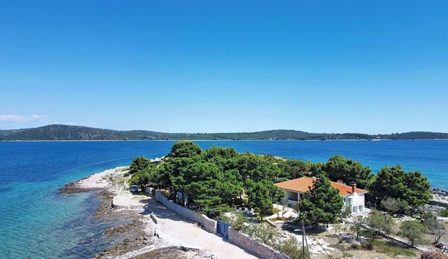Wonderful private villa for 8 people with WIFI, A/C, TV, terrace and pets allowed in Mali Drvenik