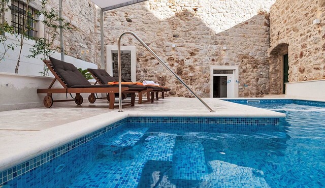 Wonderful private villa for 9 people with WIFI, A/C, hot tub, private pool, TV and terrace