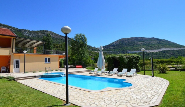 Wonderful private villa for 12 guests with WIFI, hot tub, private pool, A/C, TV and terrace in Stinjevac