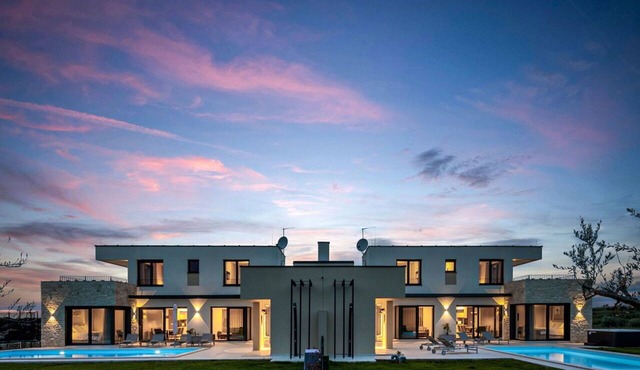 Wonderful private villa for 20 people with pool, A/C, WIFI, TV, terrace and pets allowed in Umag