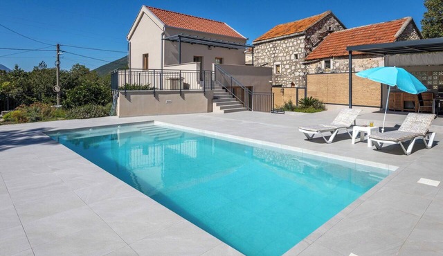 Wonderful private villa for 6 people with private pool, WIFI, A/C, TV and terrace in Škulja