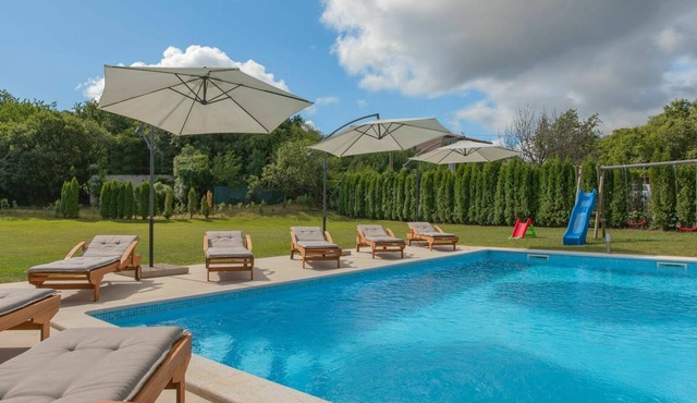 Wonderful private villa for 12 people with WIFI, private pool, A/C, TV, terrace and parking