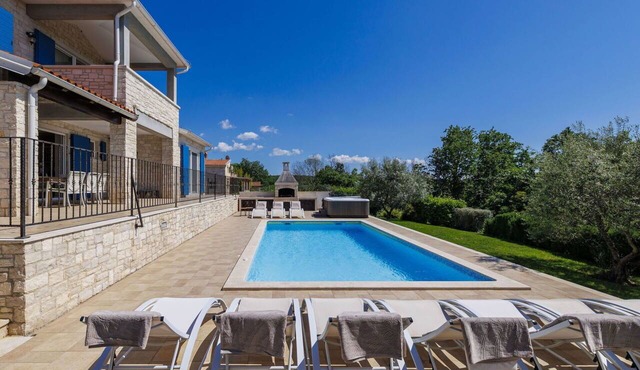 Wonderful private villa with WIFI, private pool, hot tub, A/C, TV, terrace and pets allowed in Poreč