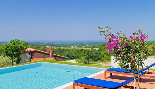 Wonderful private villa for 8 people with A/C, private pool, WIFI, TV, patio and panoramic view in Porec