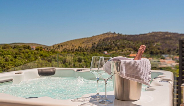 Wonderful private villa for 8 people with private pool, WIFI, A/C, hot tub, TV and terrace