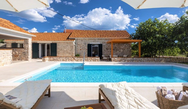 Wonderful private villa for 8 people with WIFI, private pool, A/C, TV and terrace