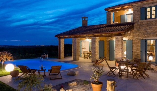 Wonderful private villa with hot tub, WIFI, private pool, A/C, TV, patio and pets allowed in Umag