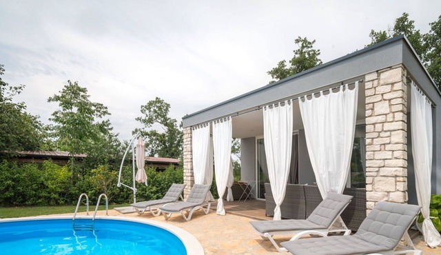 Wonderful private villa with A/C, WIFI, private pool, TV, terrace, pets allowed and parking in Umag