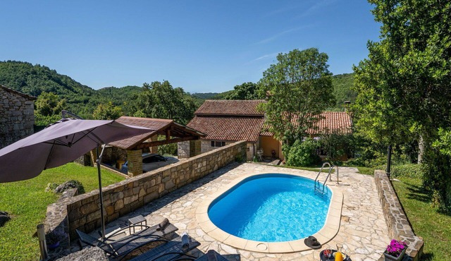 Wonderful villa for 7 people with hot tub, private pool, WIFI, A/C, TV and pets allowed