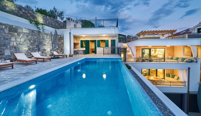 Wunderschön gestaltete Villa Mladenka in Suhi Potok by Interhome