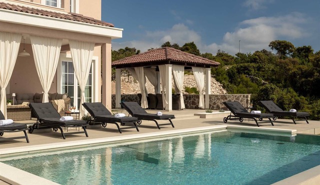 Your Seaview Haven for 8 with Saltwater Pool, close to beaches