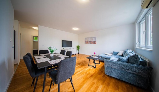 Zagreb 169 - Loggia - Parking - 2 Bedroom - New - Apartment - Flexible Keybox Entry - Modern - Monthly Rent - WiFi