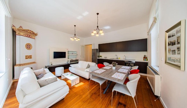 Zagreb 265 & 266 - 3 Bedroom Apartment & 2 Bedroom Apartment - City Centre - Flexible Keybox Entry - Monthly Rent - Modern