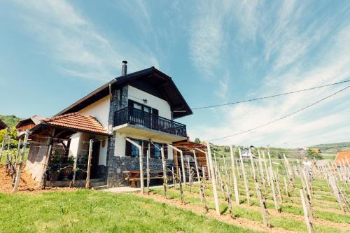Zidanica Bahor in Črnomelj