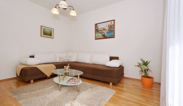 Zita - Spacious Apt with 2 Bedrooms & 2 Bathrooms, Kaštel Novi