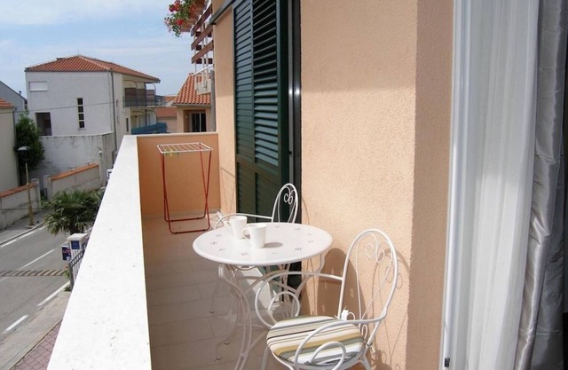 Apartment Petar - 150m from the city center: A3(3+1)-balkon - Vodice, Riviera Sibenik, Croatia
