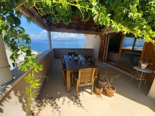 Apartments with parking space Postira, Brac - 5617 in Postira
