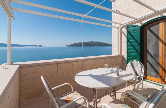 Beach front apartment in Okrug Donji with WiFi
