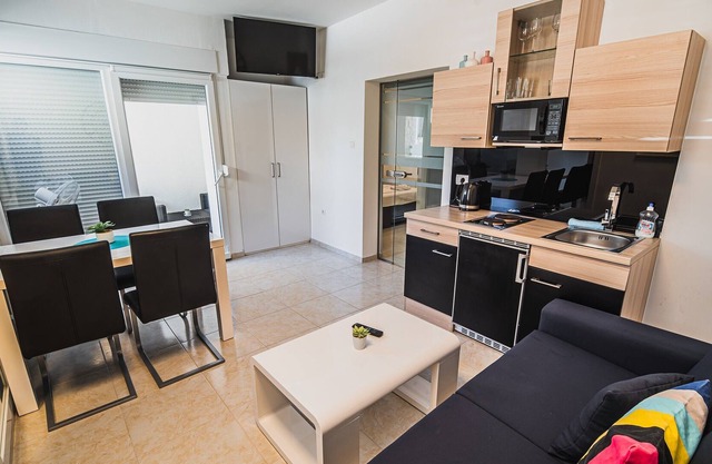 Downtown Park Apartment with Balcony 4
