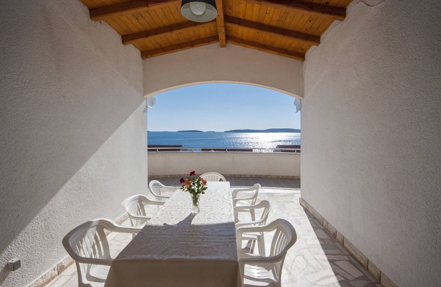 Four-bedroom apartment with terrace and sea view Brodarica, Šibenik (A-5736-b)
