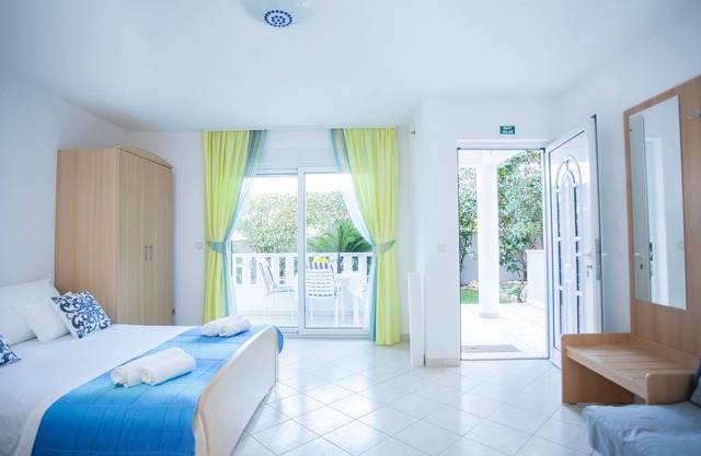 Ground-floor studio for 3, 🏝 beach at 50 m, Seget in Seget Donji