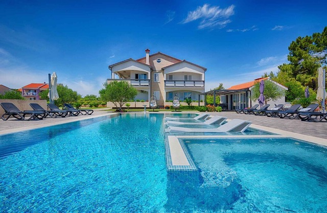 Holiday apartment with pool, lake view, quiet location for 4 people