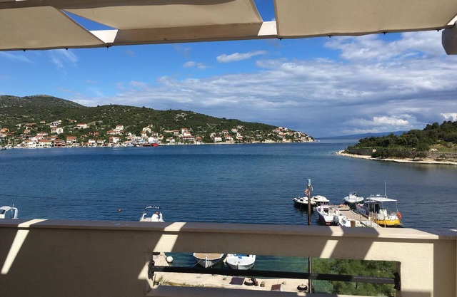 Idyllically situated flat "Pika" directly by the sea