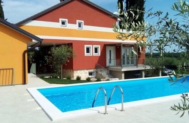 Lavander flat in villa with pool