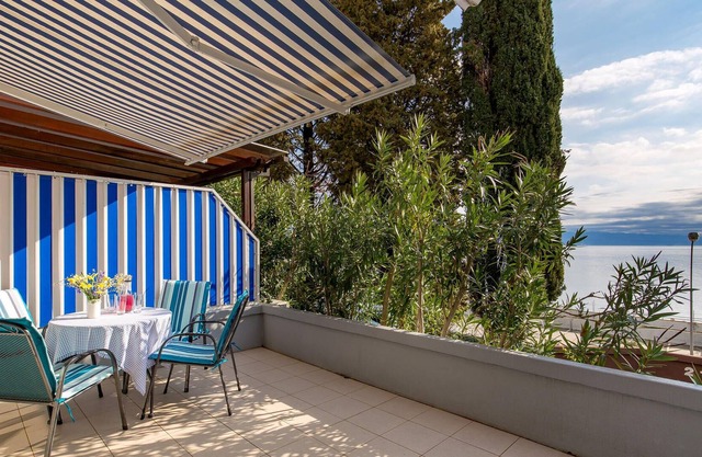 Look forward to a vacation near the sea in this spacious vacation apartment!