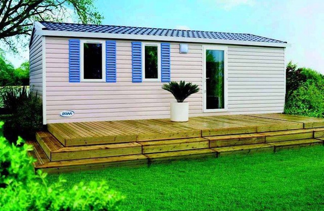 Mobilehome with tennis court and outdoor pool