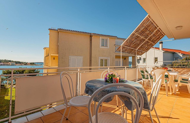 Nice apartment in Brodarica with house sea view