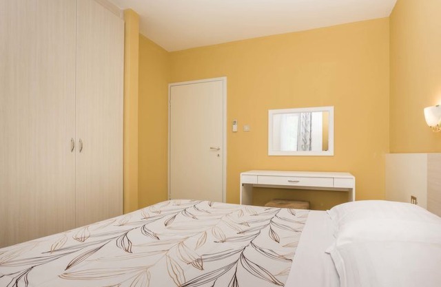 One bedroom Apartment, sleeps 4 in Juricani with Pool, Air Con and WiFi