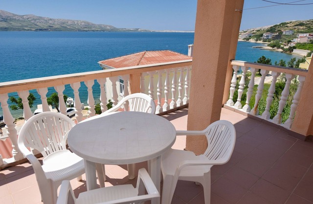 One bedroom apartment near beach Metajna, Pag (A-6522-g)