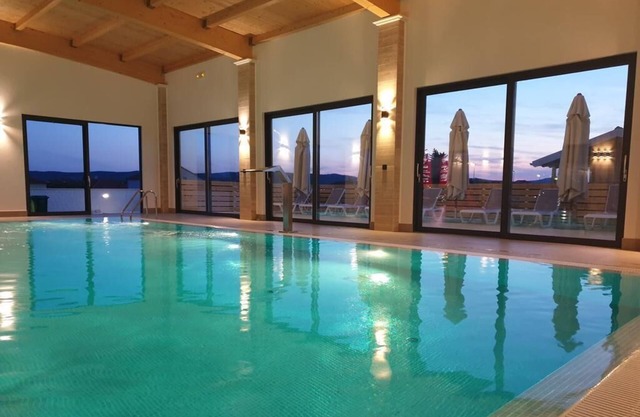 Rubinić A1, 200m to the beach, indoor heated pool, 4 people, free WiFi, parking
