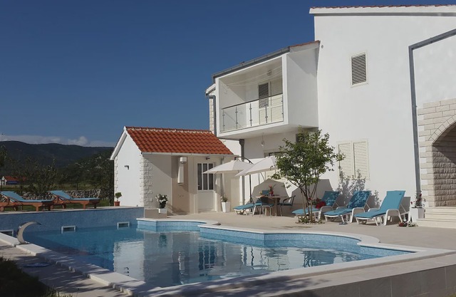 Spacious Villa in Neoric with Pool