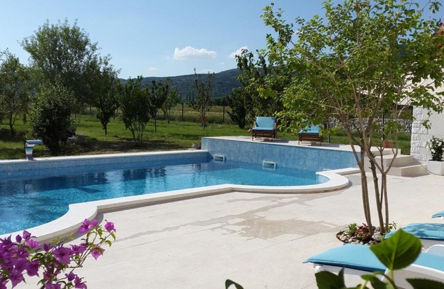 Spacious Villa in Neoric with Pool