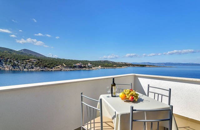 Studio flat near beach Cove Pokrivenik (Hvar) (AS-5231-d)
