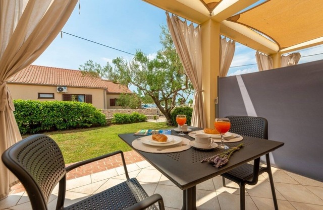 Studio flat with terrace and sea view Nin, Zadar (AS-5666-b) in Nin